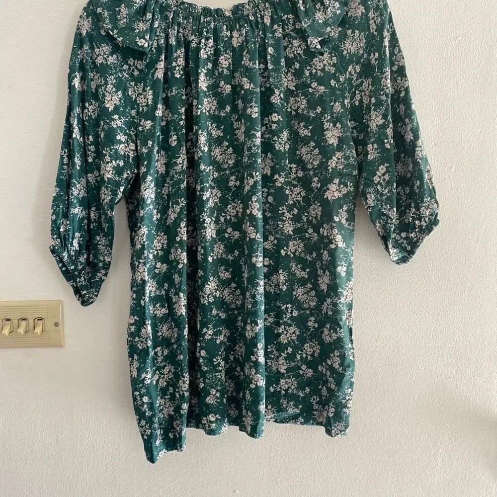 Doe & Rae Green Floral Ruffle Neck Top Size Small - Picture 10 of 11